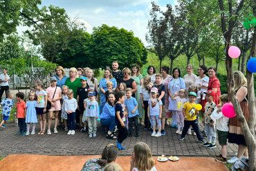 Zdjęcie grupowe uczestników wydarzenia, osoby stoją w rzędach
