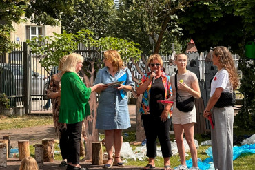 W rzędzie obok sibeie stoi grupa kobiet - pracownice szpitala oraz skrajne wcześniaki - dziś już dorosłe kobiety