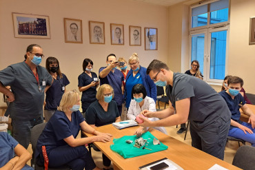 zdjęcie przedstawia personel Oddziału Chirurgii rozbijającego skarbonkę