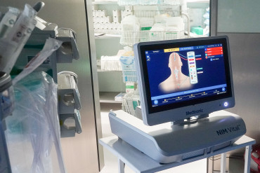 Zdjęcie przedstawia urządzenie do neuromonitoringu.