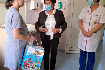 Na zdjęciu mama, Pani Dyrektor Szpitala oraz Kierownik Oddziału Noworodków i Wcześniaków z Onkologią.